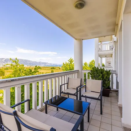 아파트 By Pikhost Velipojë