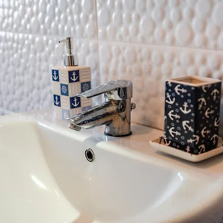 By Pikhost