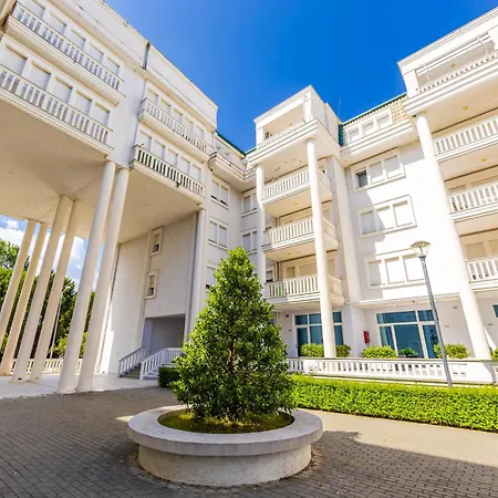 By Pikhost * Velipojë