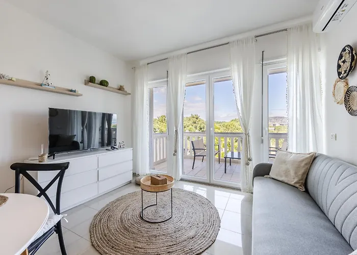 By Pikhost * Velipojë