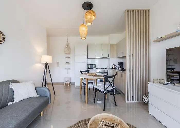 By Pikhost * Velipojë