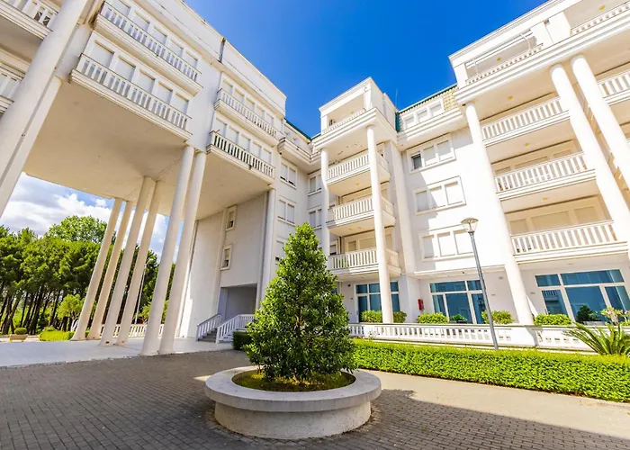 By Pikhost * Velipojë